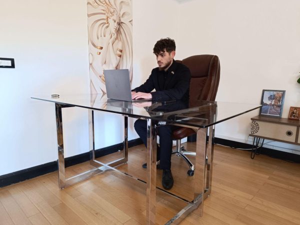 Vlad Augustin, Senior Vânzări EkoGroup, creează vizibilitate omnicanal cu steaguri direcționale, publicitate DOOH și apariții în presa digitală